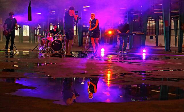 Alexandra Hofmann (Mitte) beim Musikvideodreh in der Industriehalle auf dem Kramer-Areal in Überlingen. Neben ihr ist Kameramann Oliver ...