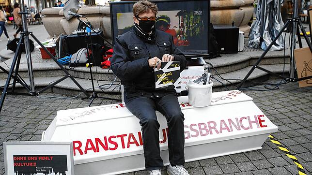 Karin Becker, die Intendantin des Theaters Konstanz, bei einer Demonstration in Konstanz am Mittwoch.