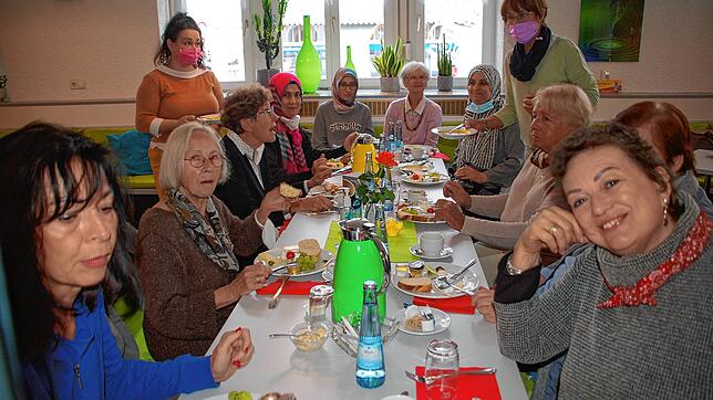 Slavica Stanojevic (links stehend) und Brigitte Rost (rechts) verwöhnten die Gäste beim Frauenkulturfrühstück.