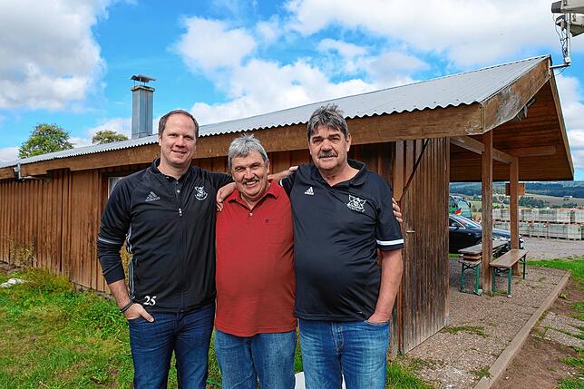 2022: Marco Schlachter, aktueller Vorsitzender von Eintracht Wihl, mit Manfred Kaiser und Horst Zietlow vor dem Niederwihler Sportheim. ...