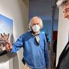 Mit Mundschutz &ndash; wegen einer bevorstehenden Schulteroperation &ndash; erläutert Bildhauer Peter Lenk dem erheiterten Bürgermeister ...