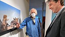 Mit Mundschutz &ndash; wegen einer bevorstehenden Schulteroperation &ndash; erläutert Bildhauer Peter Lenk dem erheiterten Bürgermeister ...