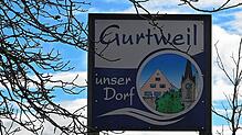 Die Ortseingangstafeln werden bald eine Einladung zum Dorfjubiläum tragen. So beschloss es der Ortschaftsrat. Bild: Scheuble