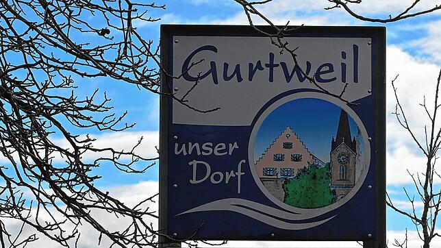 Die Ortseingangstafeln werden bald eine Einladung zum Dorfjubiläum tragen. So beschloss es der Ortschaftsrat. Bild: Scheuble