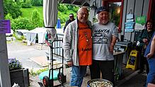 Der Pächter des Todtmooser Wohnmobilstellplatzes, Jochen Strutz (links), übergibt Kalle Hinsch die gesammelten Kronkorken. Bild: Andreas ...