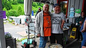 Der Pächter des Todtmooser Wohnmobilstellplatzes, Jochen Strutz (links), übergibt Kalle Hinsch die gesammelten Kronkorken. Bild: Andreas ...