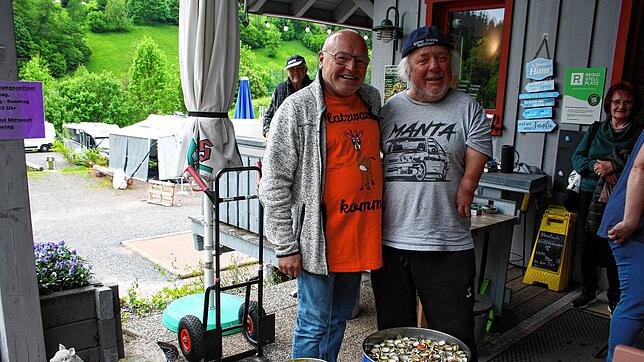 Der Pächter des Todtmooser Wohnmobilstellplatzes, Jochen Strutz (links), übergibt Kalle Hinsch die gesammelten Kronkorken. Bild: Andreas ...
