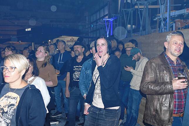 Bild 18: Back to the Future Dust & Bones bieten in der Halle von Holzbau Mäder ein Rockspektakel