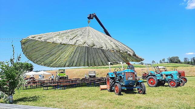 Wie beim Heimattag im vergangenen Jahr wird wieder ein großer Fallschirm als Sonnenschutz eingesetzt.