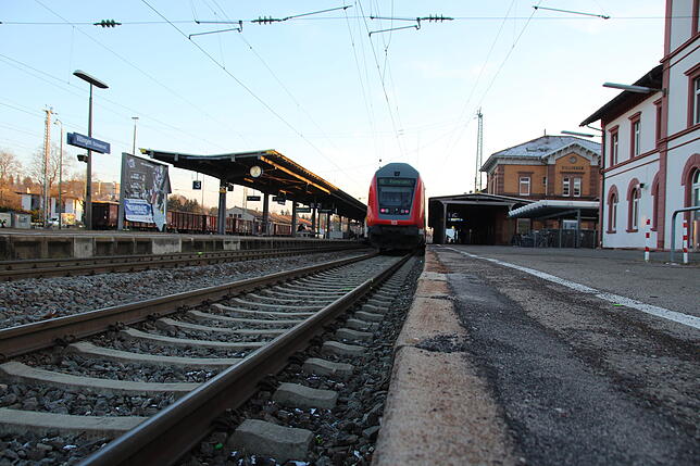Der Bahnsteig 1 hat derzeit eine Länge von rund 350 Metern. Bahngleis 2 ist momentan etwa 380 Meter lang. Beide Bahnsteige werden nach ...