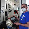 Bernhard Kumle, Direktor der Klinik für Akut und Notfallmedizin im Schwarzwald-Baar Klinikum, demonstriert, wie Patientendaten im ...