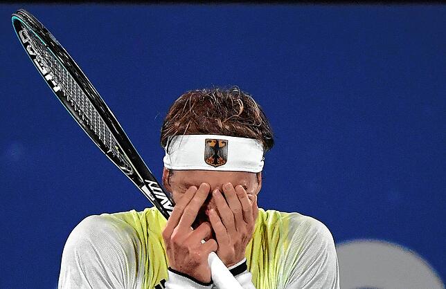 Alexander Zverev bricht nach dem Halbfinale gegen Novak Djokovic in Freudentränen aus. Der Hamburger konnte es nicht fassen, den derzeit ...
