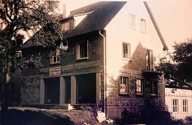 Der Neubau im Jahr 1952 an der Owinger Straße 10, dem heutigen Firmensitz. Dieses Gebäude steht im Kern noch heute und ist seitdem ...