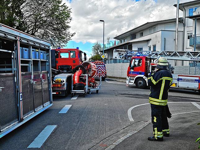 Acht Fahrzeuge der Feuerwehr waren im Einsatz.