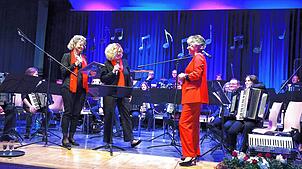 Zwei Spielerinnen bedanken sich im Namen des Orchesters bei der Dirigentin Martina Vitacca für ihre verdienstvolle Arbeit.