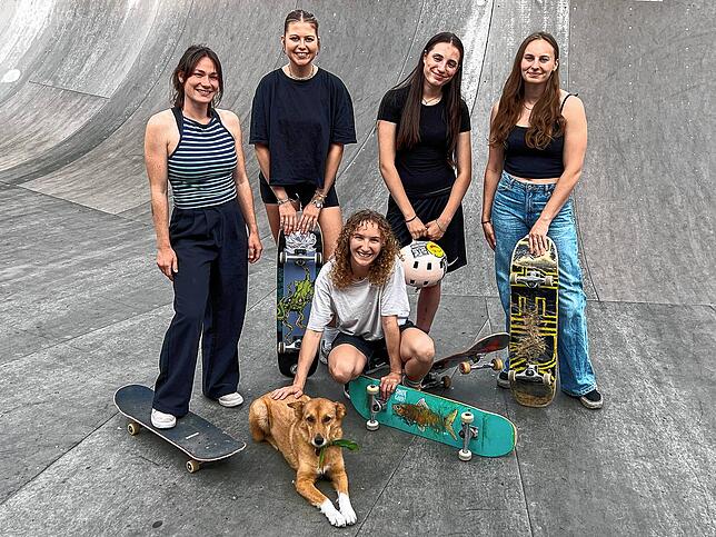 Sie freuen sich darauf, den neuen Skatepark nutzen zu können (von links): Lena Laubmeier, Meret Arndt, Fanni Hansen mit Hund Maggie, ...