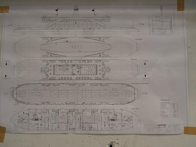 Sie haben einen Plan: Das ist die Grundlage, auf der das neue Fährschiff für die Linie Konstanz-Meersburg entsteht. Mit Klebeband haben ...