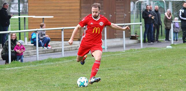 Ehrentreffer in der Nachspielzeit: Einzig Max Stockkamp traf für den FC Wallbach, allerdings zu spät, um dem Spiel gegen den TuS ...