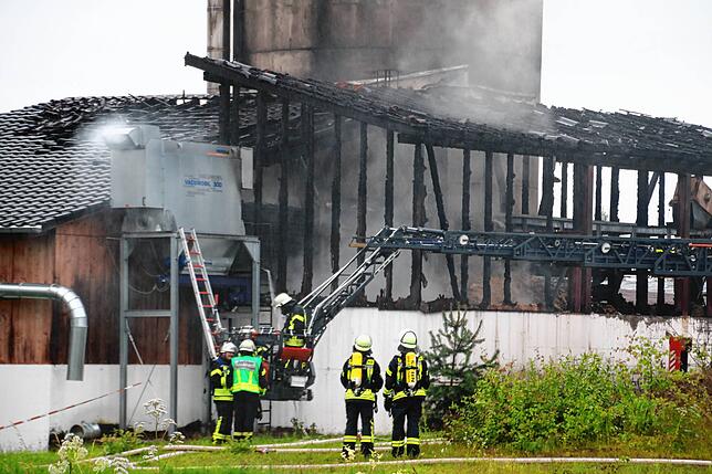 Bild 3: Brandnacht in Wolterdingen: Die Bilder vom Feuerwehreinsatz und dem Vormittag danach