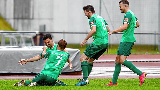 Furtwanger Torjubel nach dem Führungstreffer durch Florian Kaltenbach (links). Die Gastgeber besiegten Bad Dürrheim am Ende mit 2:0.