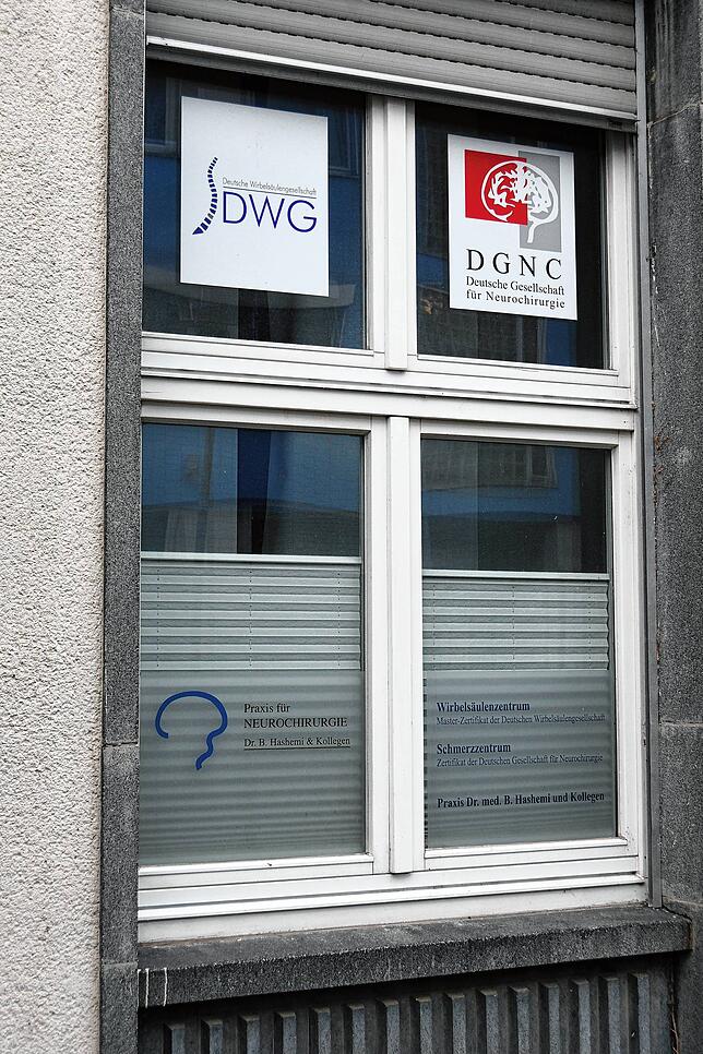 Ein Fenster der Praxis von Bahram Hashemi, die in einem Gebäude des Singener Klinikums liegt. Seit Juli ist die Praxis geschlossen. Das ...