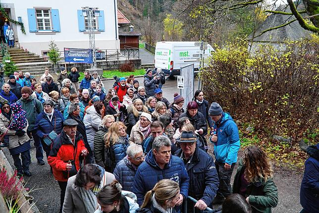 Obwohl die Besucherkapazität um 50 Prozent gekürzt wurde, gab es zumindest vor der Eröffnung eine Warteschlange.