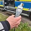Ein Polizist hält einen Alcomaten in der Hand. (Symbolbild) In Waldshut hat eine Streife einen betrunkenen Autofahrer aus dem Verkehr ...