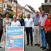 Freuen sich auf die Premiere von „Stockach is(s)t bunt“ in Sommerabend-Atmosphäre (von links): Wirtschaftsförderin Regina Schlecker, ...
