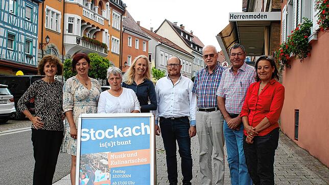 Freuen sich auf die Premiere von „Stockach is(s)t bunt“ in Sommerabend-Atmosphäre (von links): Wirtschaftsförderin Regina Schlecker, ...