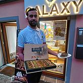 Mohammad steht vor dem Galaxy in der Hussenstraße beim Schnetztor.