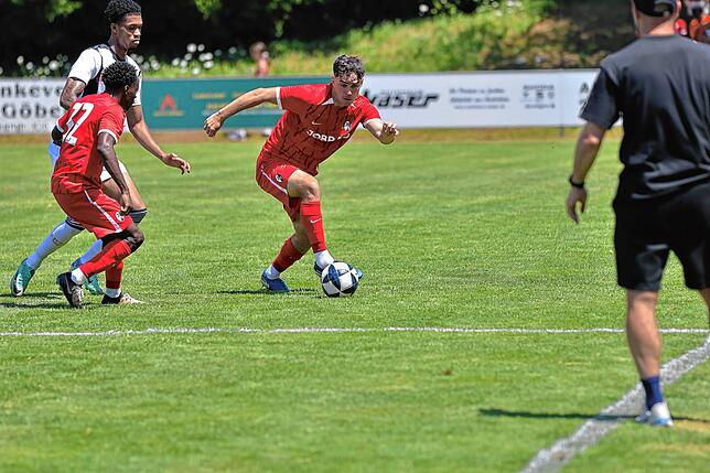 Bild 25: SC Freiburg II gewinnt Test beim FC Erzingen gegen den FC Zürich II mit 6:3 – wir haben Fotos!