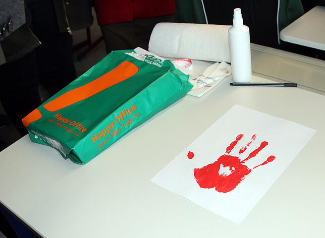 Das ist der fertigte Handabdruck des Bundestagsabgeordneten Thorsten Frei für den Red Hand Day der Blumberger Realschule.