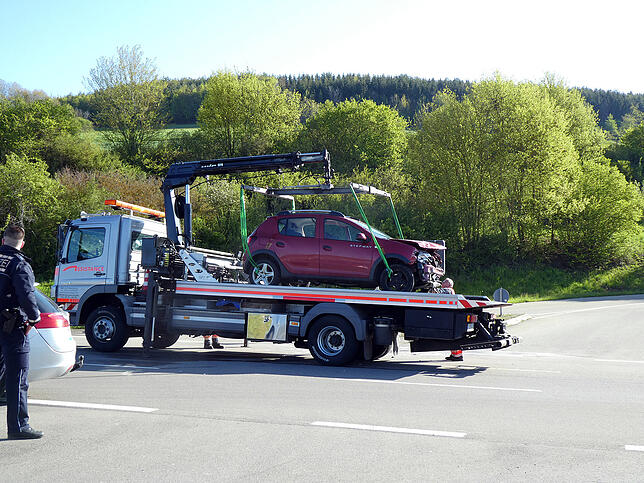 Der Abschleppwagen lädt eines der beiden Unfallfahrzeuge auf.