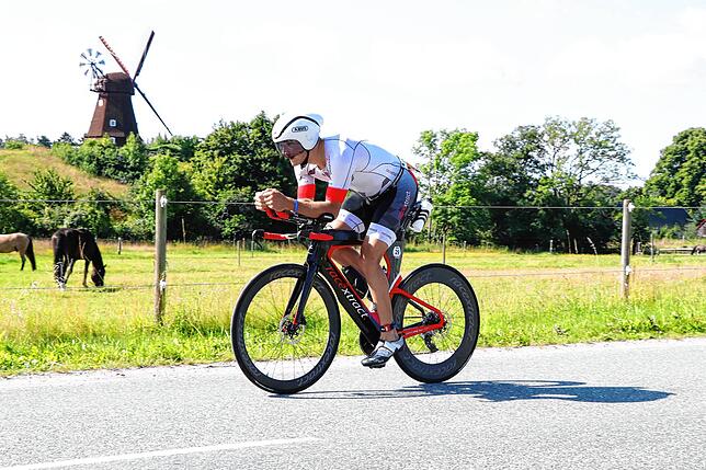 Bei der Aerodynamik sieht Triathlet Dominic Sowieja noch Verbesserungspotenzial, was bei über vier Stunden auf dem Rad noch einige ...
