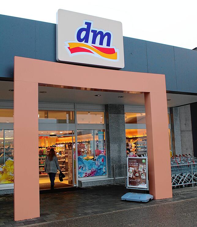 Der dm-Markt im Lindenpark hat regulär geöffnet, hier ist Einkaufen ohne Einschränkungen nach wie vor möglich.