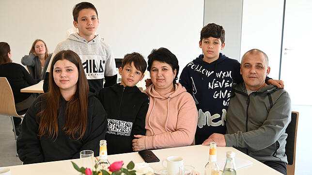 Die Familie von Oleg Zhevacha fühlt sich wohl in Mönchweiler. Im Bild (von links): Tochter Anna, die Söhne Denis, David, Ehefrau ...