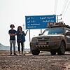 Camillo Pohl und Anouk Köpfer kurz vor Medina in Saudi Arabien im Januar 2023 mit ihrem selbst umgebauten Geländefahrzeug.