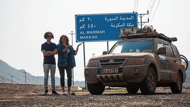 Camillo Pohl und Anouk Köpfer kurz vor Medina in Saudi Arabien im Januar 2023 mit ihrem selbst umgebauten Geländefahrzeug.