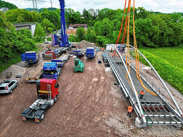 Noch lagert die fertigmontierte Neuwiesenbrücke, die neue Rad- und Fußgängerbrücke über die Schlücht, auf dem Montagefeld. Der gewaltige ...