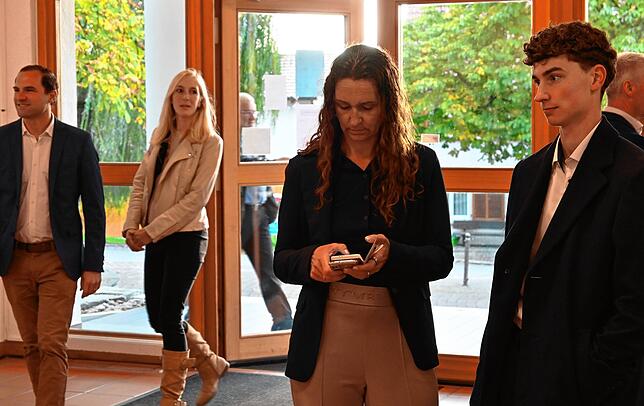 Kurz nach 18 Uhr dürfen die Kandidaten das Rathaus betreten. Vorn wartet Amtsinhaberin Jacqueline Alberti mit ihrem Sohn Julian. Im ...