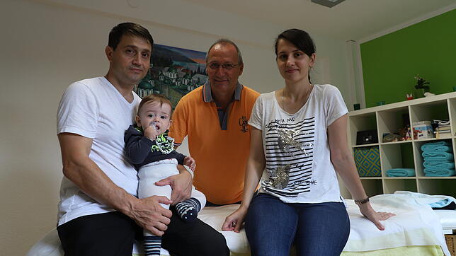 Ärgern sich über die zentrale Notaufnahme (von links): Pavel Kasim mit seinem Sohn, Ralf Kremer und Zinaida Kasim.