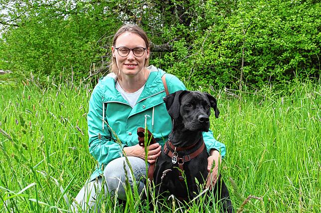 Catharina Wolf mit ihrem neuen Familienhund Donna, die elf Monate alt ist. Zusammen mit ihrem Mann und den zwei Töchtern wohnt Catharina ...
