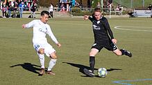 Der Schonacher Chanty Mounivong (links) versucht in dieser Szene, den Gutmadinger Claudius Hirt zu stoppen. Die Schonacher Spieler ...