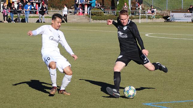 Der Schonacher Chanty Mounivong (links) versucht in dieser Szene, den Gutmadinger Claudius Hirt zu stoppen. Die Schonacher Spieler ...