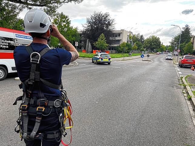 Einsatzkräfte der Höhenrettung der Singener Feuerwehr sind auch vor Ort.