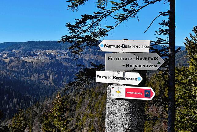 Wegeschilder auf dem Wanderweg in Brenden.