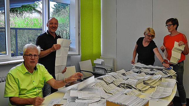 Eines der Blumberger Auszählungsteams im Rathaus II (von links): Reinhold Engesser, Manfred Schmidl. Daniela Rösch und Karin Schmelz.