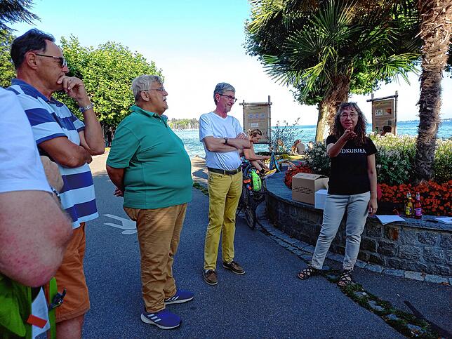 SÜDKURIER-Redakteurin Aurelia Scherrer (rechts) moderiert das Sommerredaktions-Gespräch der Lokalredaktion an der Seestraße.