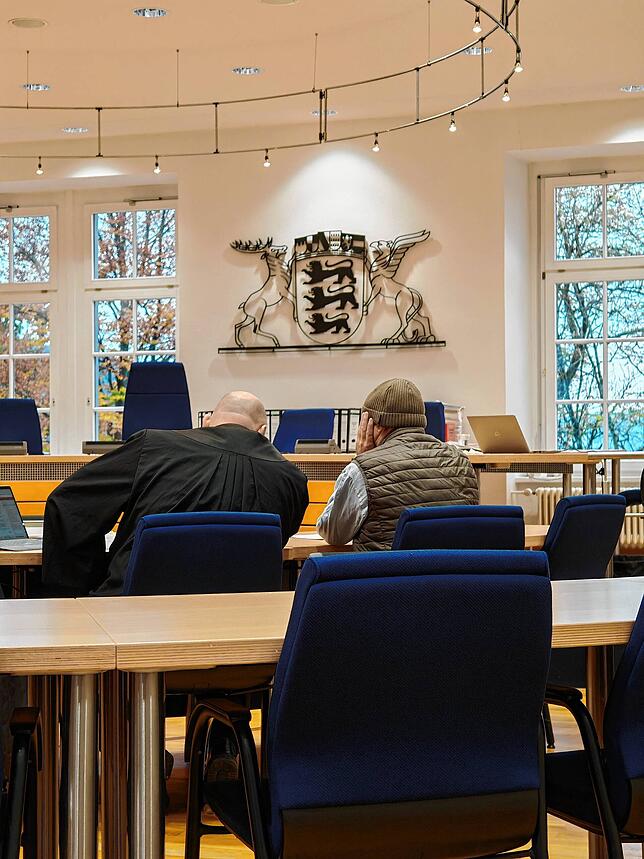 Ein 58-jähriger Mann (rechts) wird im November wegen Totschlags verurteilt. Hier berät er sich mit seinem Verteidiger.