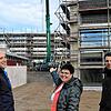 „Das wird unsere neue Realschule“: Rektorin Katja Fox freut sich zusammen mit Stadtbaumeister Christian Unkel (links) und ...